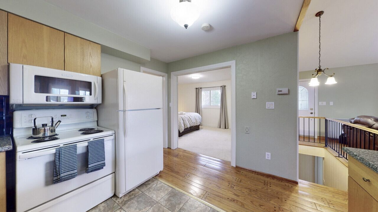 Waterfront Cottage w/ Heating + Kitchen + LakeView + Deck + Fishing