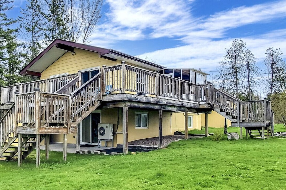 Waterfront Cottage w/ Heating + Kitchen + LakeView + Deck + Fishing