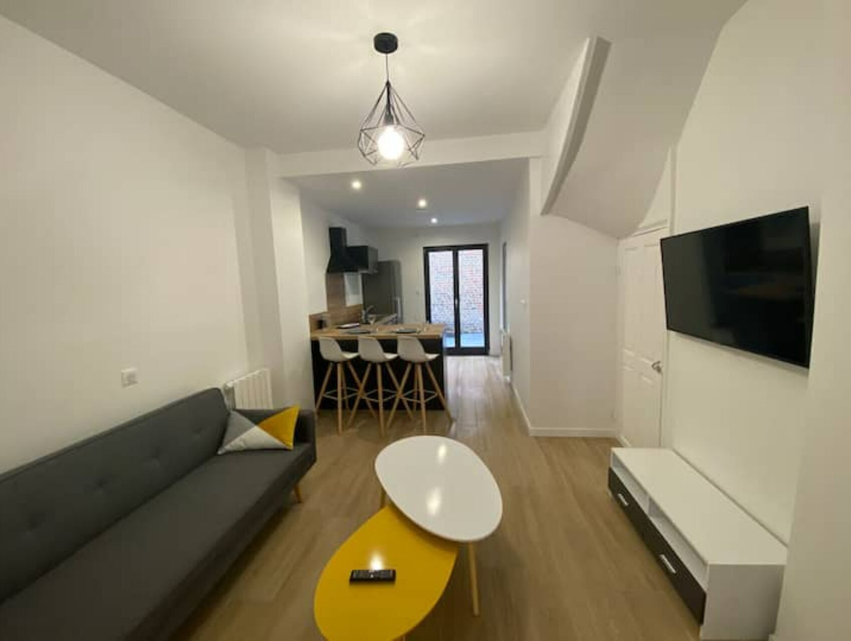 Bright T2 with terrace near St-Pierre park