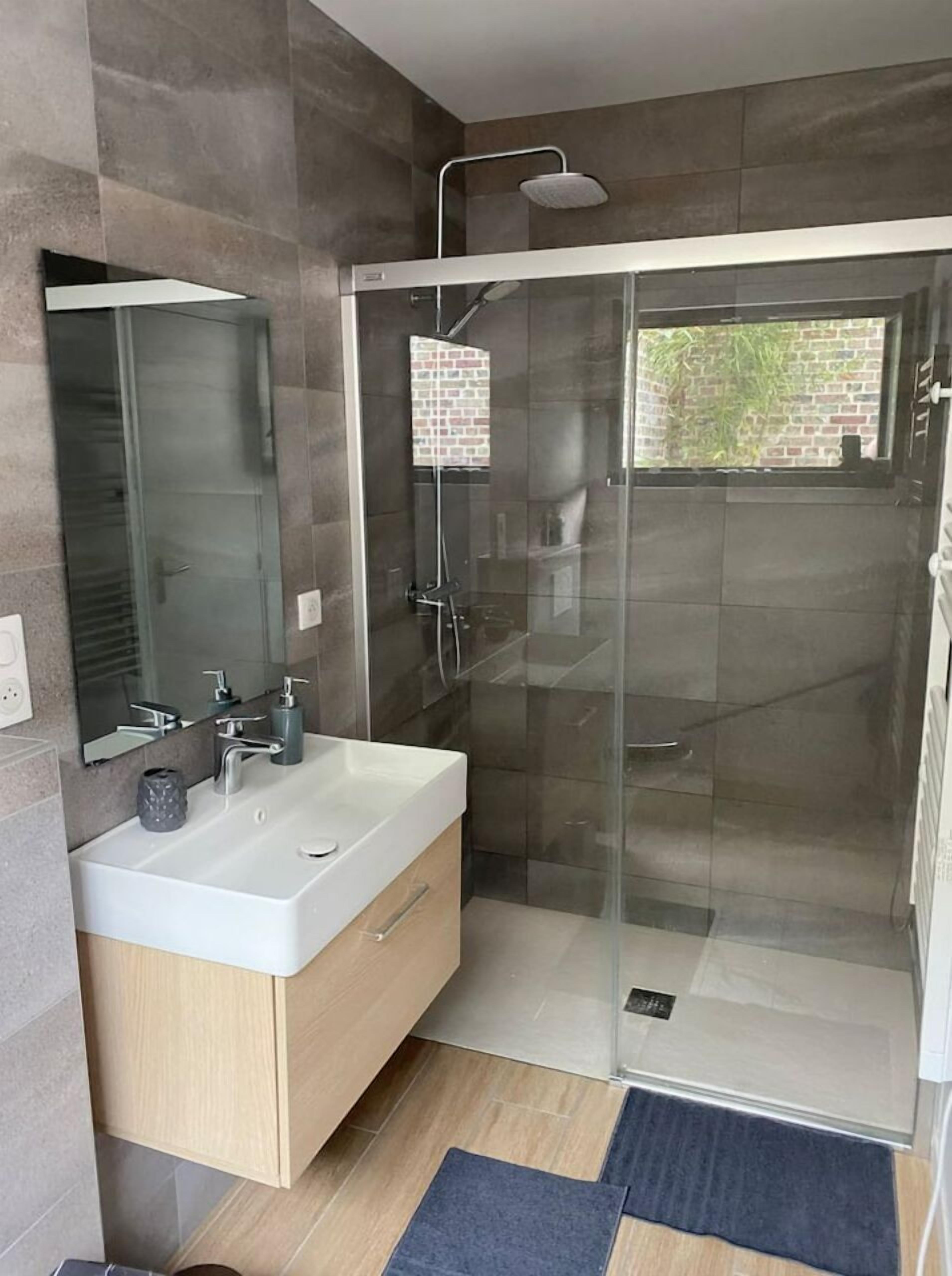 Bright T2 with terrace near St-Pierre park