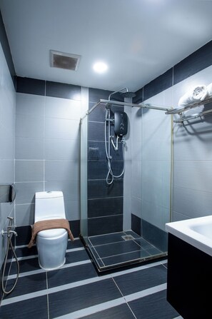 Rainfall showerhead, hair dryer, slippers, towels - Raissa Boutique Hotel (Kuala Lumpur)