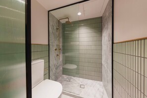The Double Petite | Bathroom | Shower, towels - The Sarah by Urban Rest (Darlinghurst)