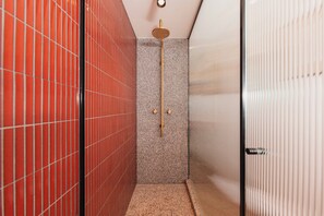 The Double Petite | Bathroom | Shower, towels - The Sarah by Urban Rest (Darlinghurst)