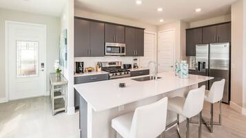 Kjøleskap, ovn, kokeplater og oppvaskmaskin