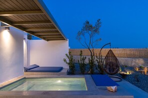 PYRGOS Grand Apartment, Private Pool | 露台/庭院