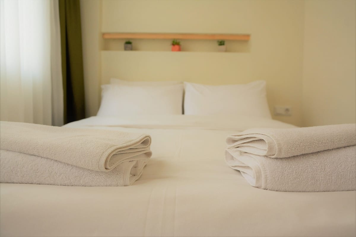 Minibar, wifi gratis y ropa de cama