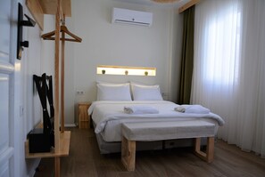 Minibar, free WiFi, bed sheets