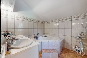 Douche, sèche-cheveux, serviettes fournies, savon