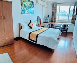Soundproofing, free WiFi, bed sheets - Vân Anh Hotel (Hanoi)