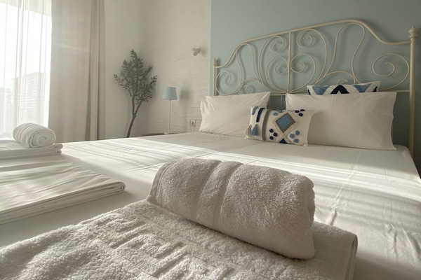 Family Room | Laptop workspace, free WiFi, bed sheets