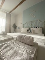 Habitación familiar | Espacio para trabajar con un portátil, wifi gratis, ropa de cama
