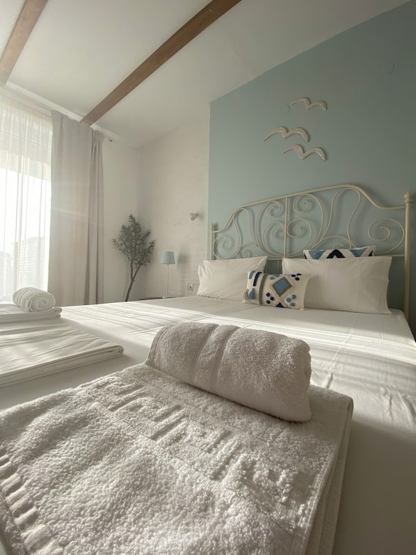 Chambre Familiale | Espace de travail pour ordinateur portable, Wi-Fi gratuit, draps fournis