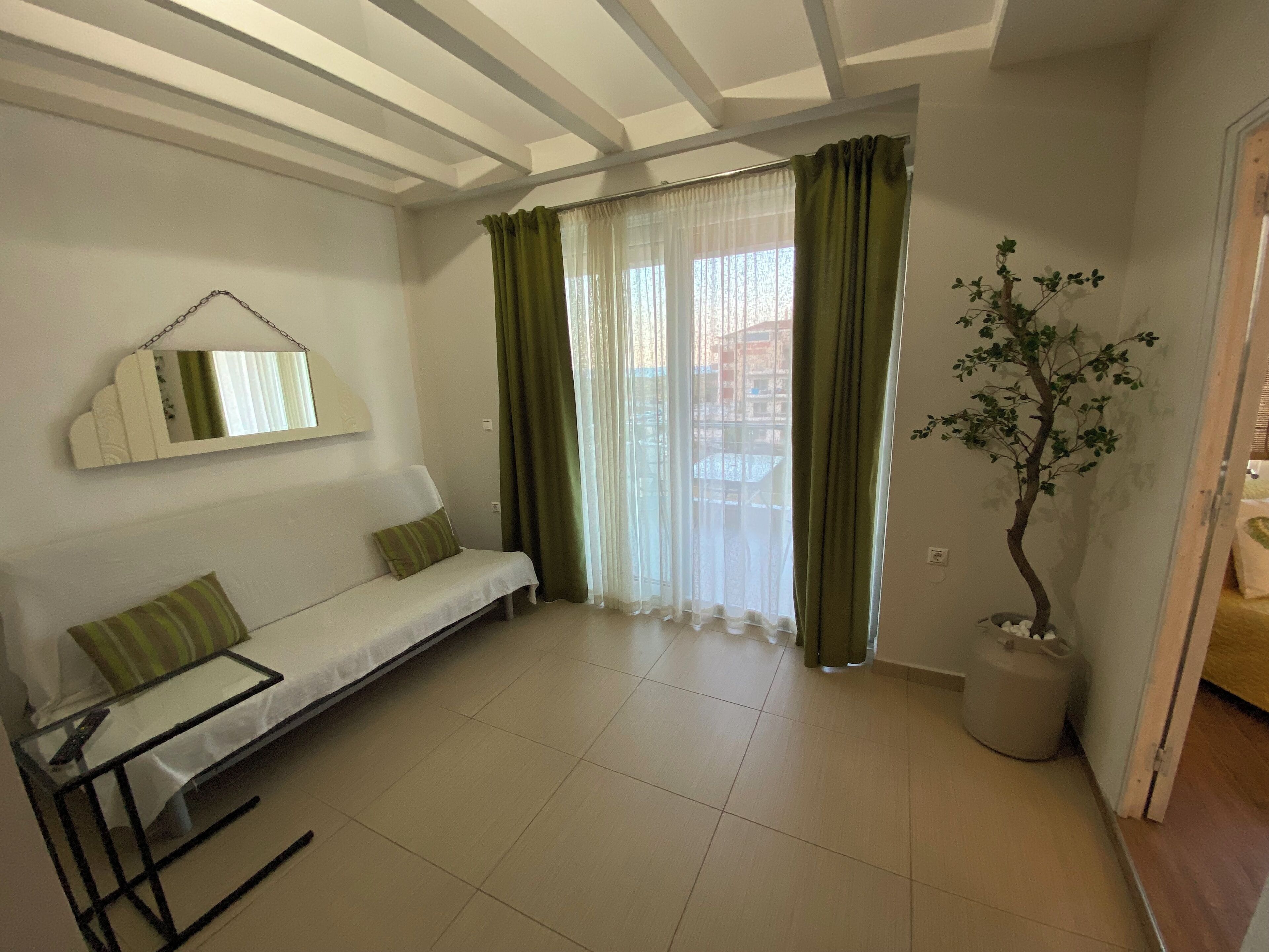 Deluxe Apartment | Laptop workspace, free WiFi, bed sheets