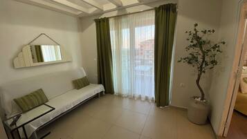Deluxe Apartment | Laptop workspace, free WiFi, bed sheets