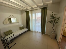 Apartamento Deluxe | Espacio para trabajar con un portátil, wifi gratis, ropa de cama