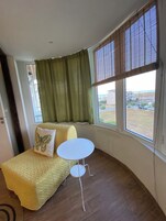 Espacio para trabajar con laptop, wifi gratis y ropa de cama 