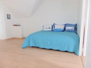 3 bedrooms, travel cot, free WiFi, bed sheets