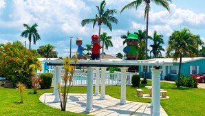 A gazebo with white columns and a pool in the background. - Cottage Home by Beaches, Golf & More! Heated Pool! (Fort Myers)