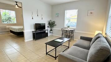 Een smart-tv en een kantoor