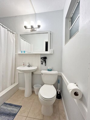 Hair dryer, towels - Cottage Home by Beaches, Golf & More! Heated Pool! (Fort Myers)