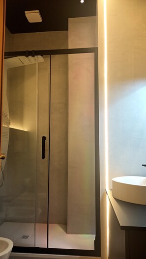 Sèche-cheveux, bidet, serviettes fournies, savon