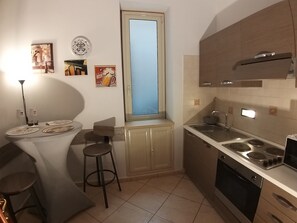 Geladeira, micro-ondas, cooktop, cafeteira/chaleira