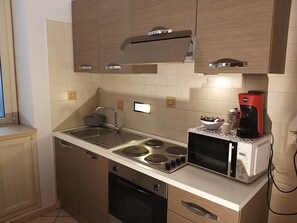 Jääkaappi, mikroaaltouuni, liesi, kahvin-/teenkeitin