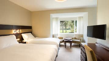 Standard Triple Room | In-room safe, desk, laptop workspace, iron/ironing board
