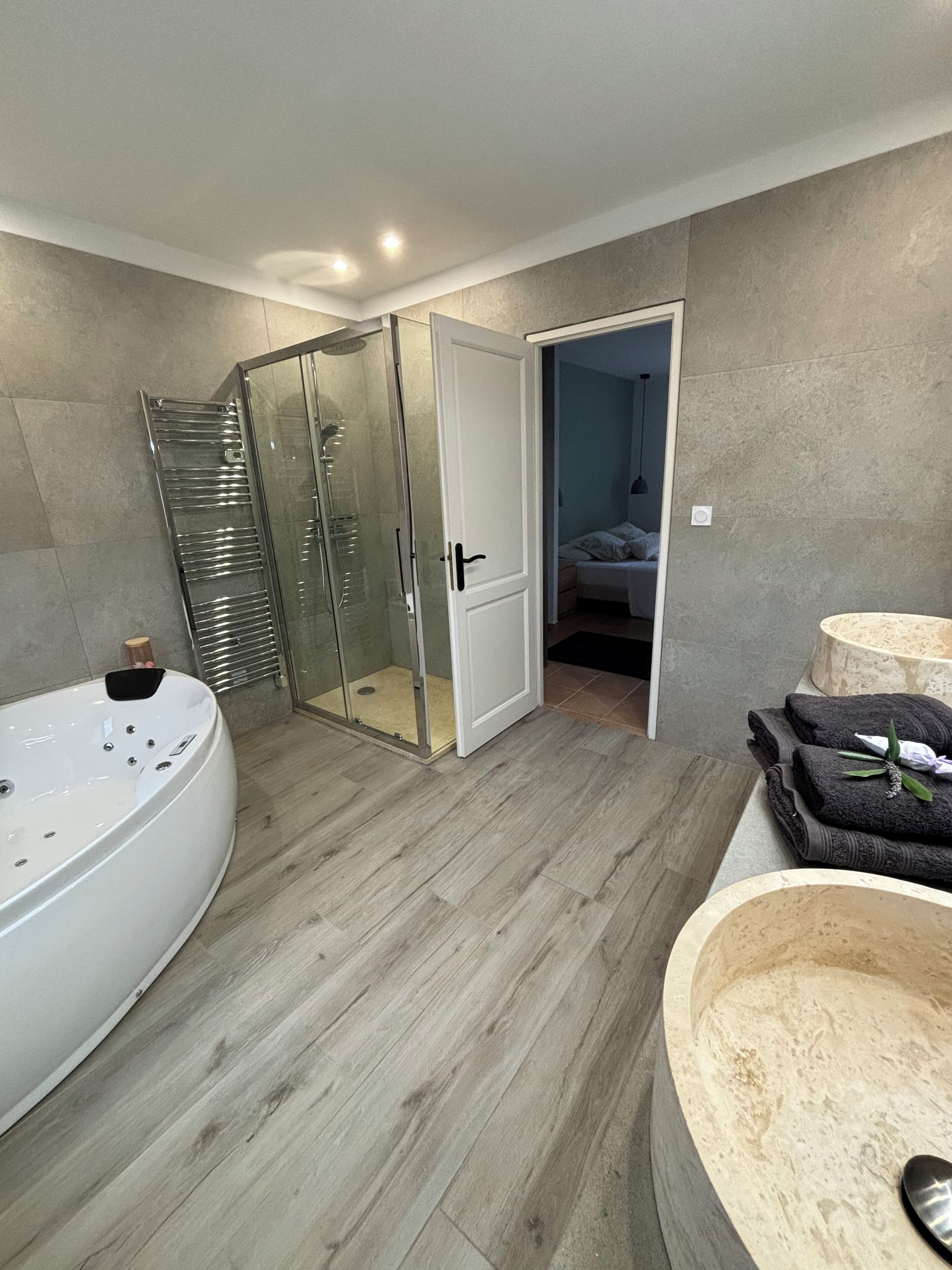 Shower, jetted tub, hair dryer, towels