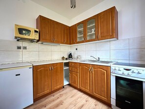 Fridge, microwave, oven, cookware/dishes/utensils - Formanka by Interhome (Liberec)