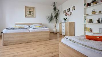 1 sovrum, skrivbord och internet