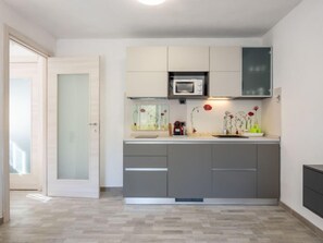 Kühlschrank, Mikrowelle, Kochgeschirr/Geschirr/Besteck