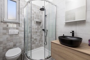 Douche, séchoir à cheveux, serviettes fournies