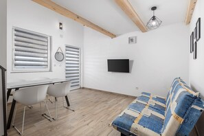TV - Fantastic Sea View Apartment in Villa Vuka in Omišalj (Omisalj)