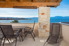 Outdoor dining - Fantastic Sea View Apartment in Villa Vuka in Omišalj (Omisalj)