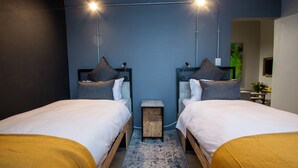 2 soverom, safe på rommet, blendingsgardiner og strykejern/-brett