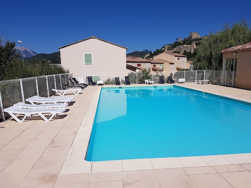 T2 proche des Thermes, du village et du supermarché.
Piscine chauffée.