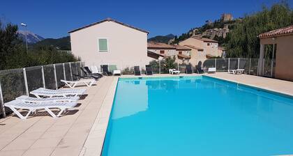 T2 proche des Thermes, du village et du supermarché.
Piscine chauffée.