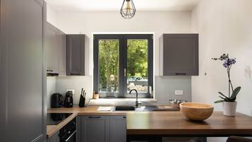 Barnstol och matbord