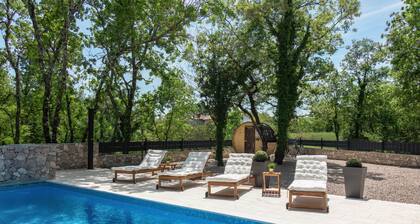 Villa PORTUM - Where Serenity & Comfort meet, Luxurious Woodland Retreat with Private Heated Pool & Amenities