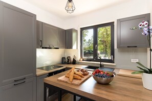 Vila executiva, 4 quartos, para não fumantes, vista para o parque | Cozinha privada | Cadeirão de bebê, mesas de jantar