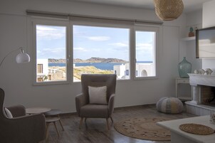 Apartamento Deluxe, 3 habitaciones, bañera de hidromasaje (Seasonal Hot tub opened May-October) | Sala de estar | Smart TV de 32 pulgadas con canales por cable, una televisión
