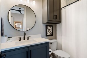 Hair dryer, towels, soap, shampoo - Lake views only 45 mins from Dallas (Kemp)