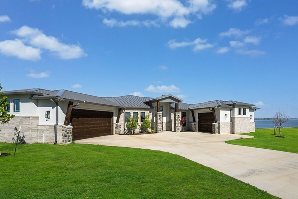 Exterior - Lake views only 45 mins from Dallas (Kemp)