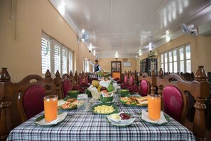 Bữa sáng buffet hàng ngày với phụ phí nhỏ 