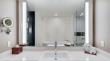 Banheira, secador de cabelo, toalhas de banho