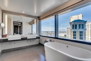 Tina, secadora de cabello, toallas