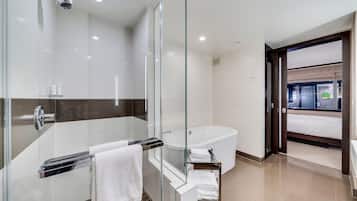 Shower, jetted bath, hair dryer, towels