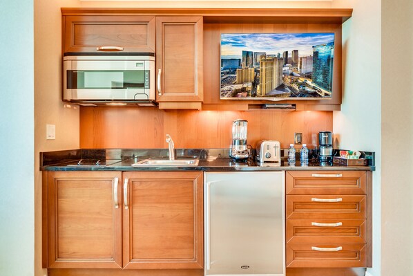 Kühlschrank, Mikrowelle, Geschirrspüler, Toaster