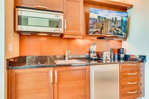 Fridge, microwave, dishwasher, toaster - Signature Elite Deluxe Studio (Las Vegas)